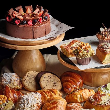 Готель Kimpton Maa-Lai Bangkok By Ihg Екстер'єр фото A selection of pastries