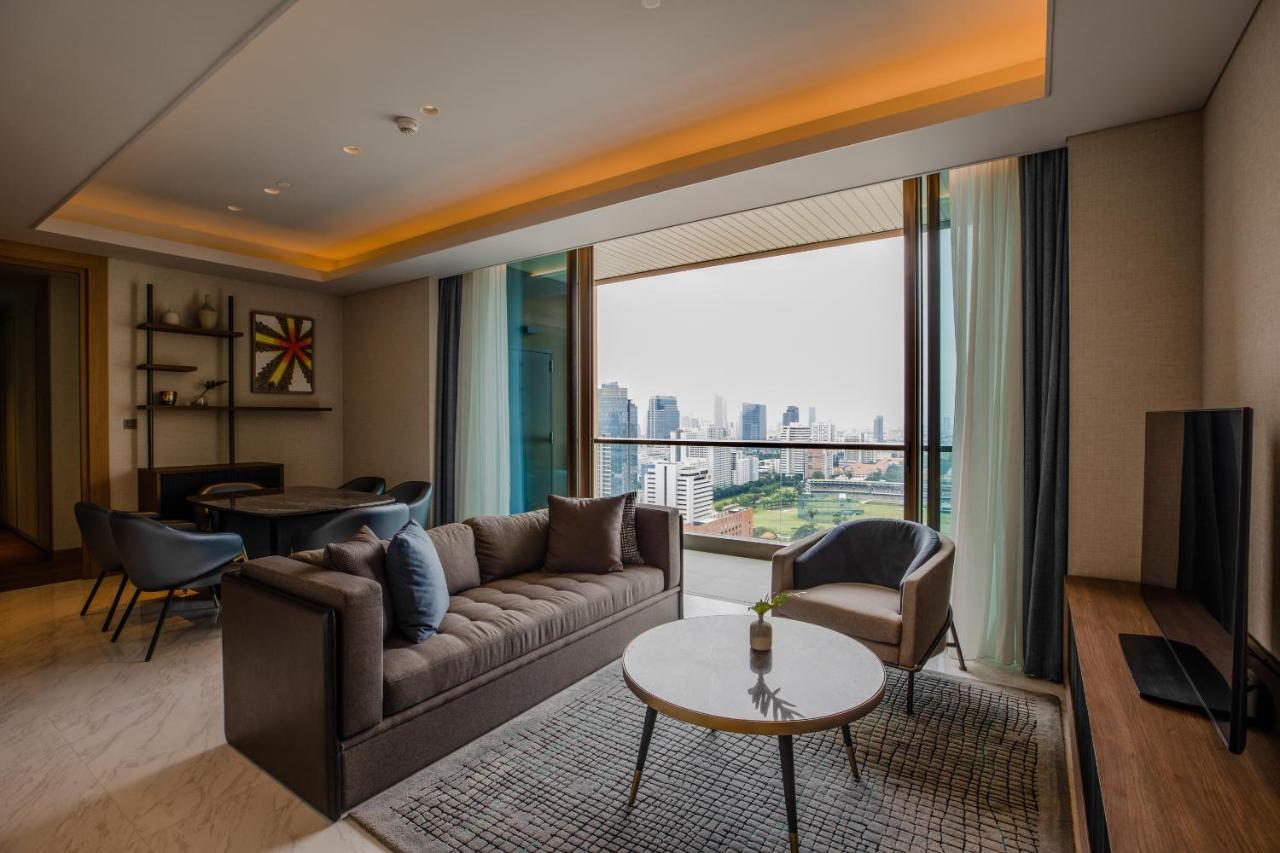 Готель Kimpton Maa-Lai Bangkok By Ihg Екстер'єр фото Living room of a suite at the hotel