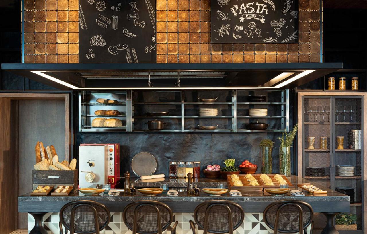 Готель Kimpton Maa-Lai Bangkok By Ihg Екстер'єр фото The open kitchen at the restaurant