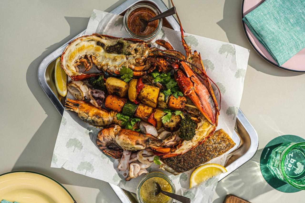 Готель Kimpton Maa-Lai Bangkok By Ihg Екстер'єр фото A lobster and prawn platter