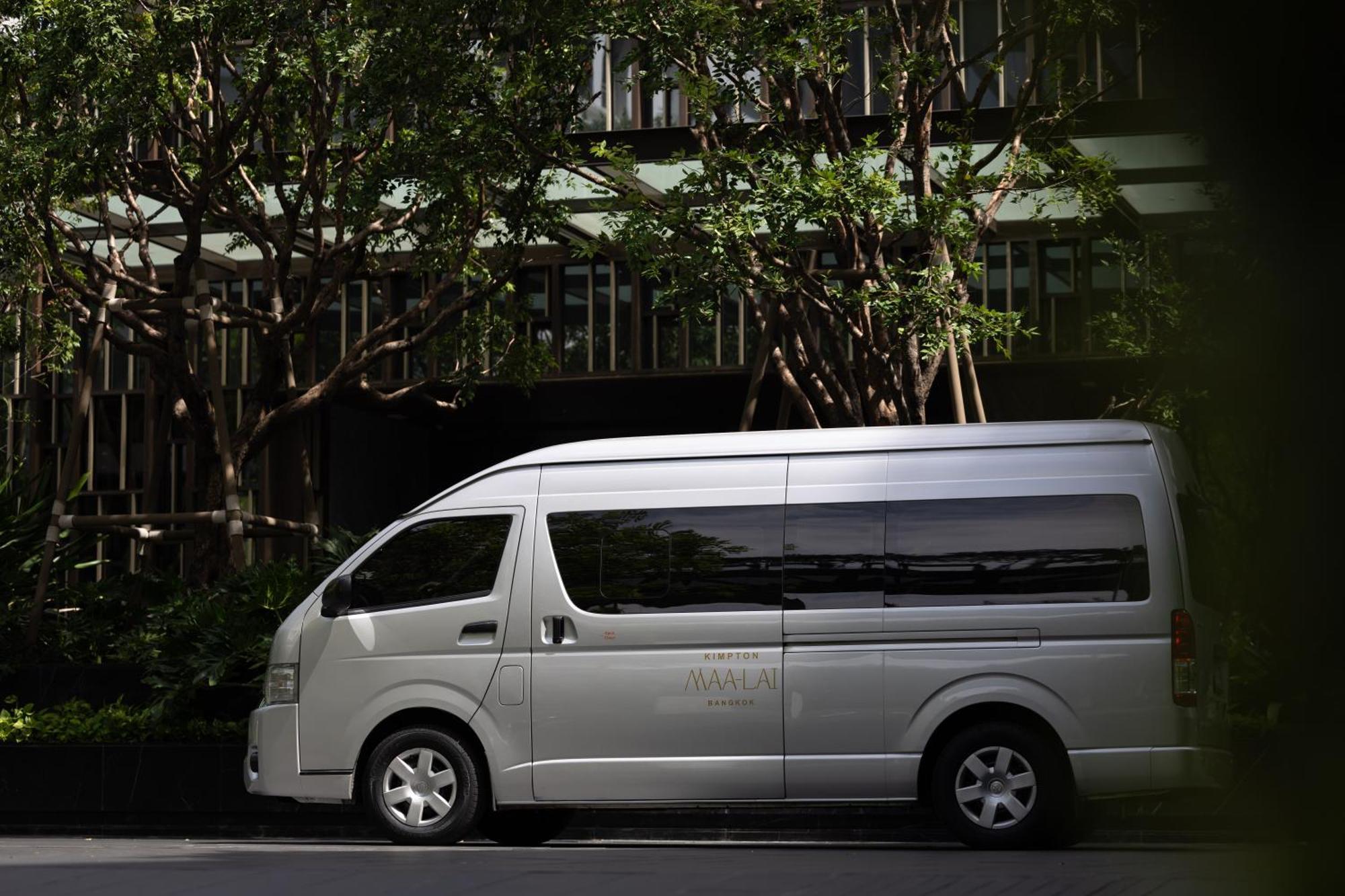 Готель Kimpton Maa-Lai Bangkok By Ihg Екстер'єр фото Toyota HiAce
